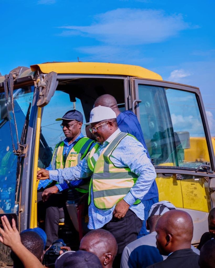FG Flags Off Construction of Wurukum Flyover in Makurdi
